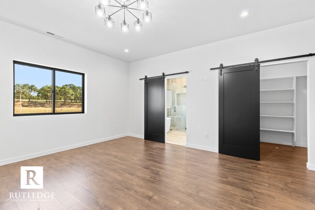 Building Photo - Exquisite 3 Bed / 2.5 Bath Home near the Eagle Point Golf Course!