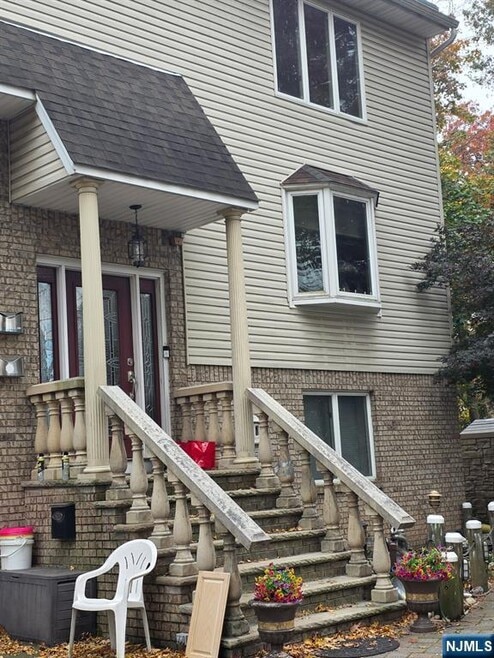 Building Photo - 25 Elm Ave