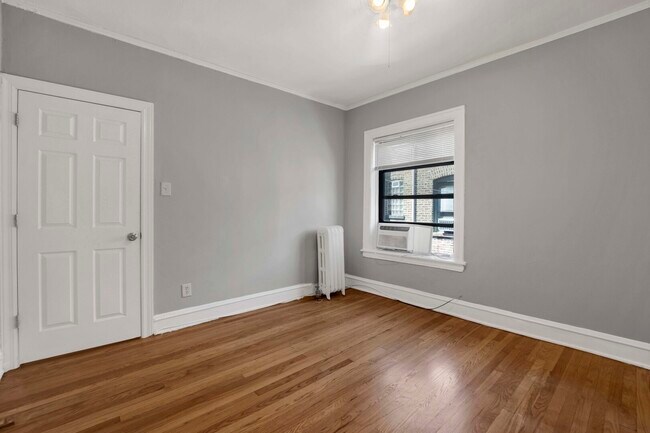 Building Photo - 1239 W Greenleaf Ave
