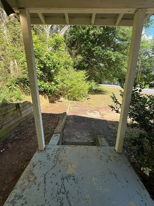 Building Photo - 2 bedroom 1 bath single family home