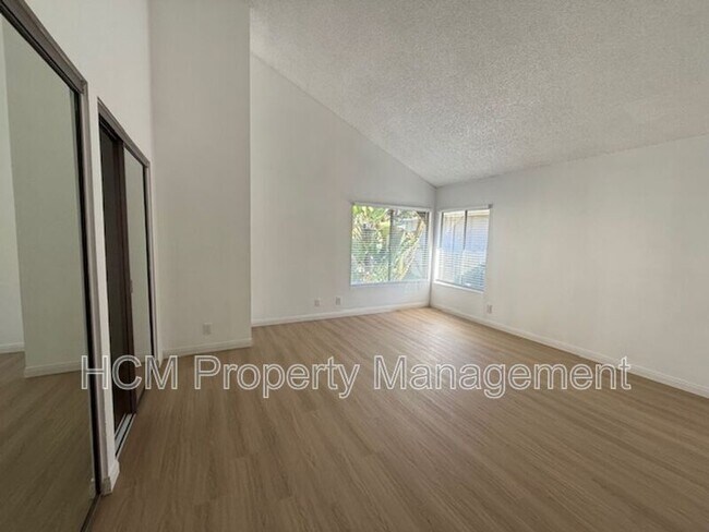 Building Photo - 51 Sparrowhawk