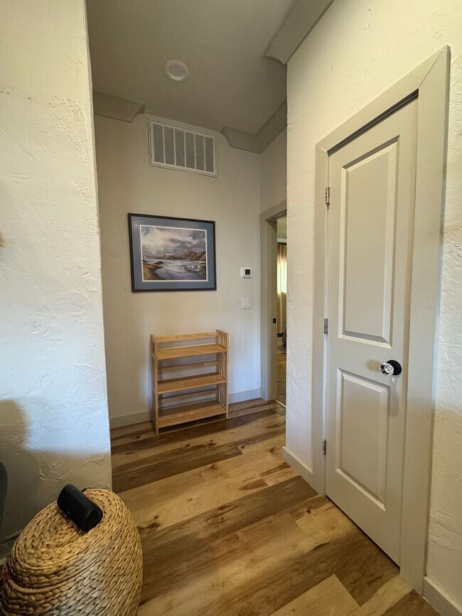 Building Photo - Updated 3 Bed/ 2 Bath Rental