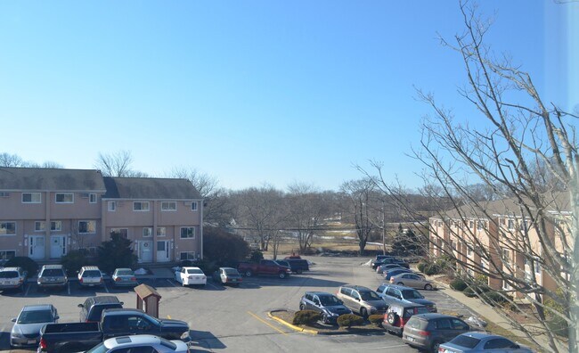 Building Photo - 552 Shennecossett Rd