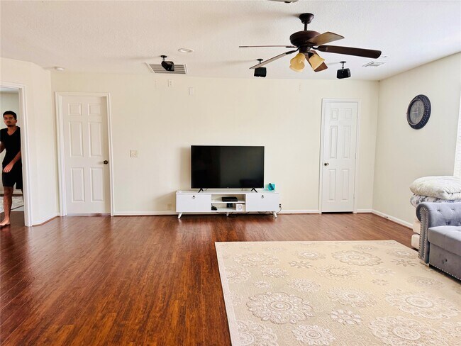 Building Photo - 4615 Pin Oak Creek Ln