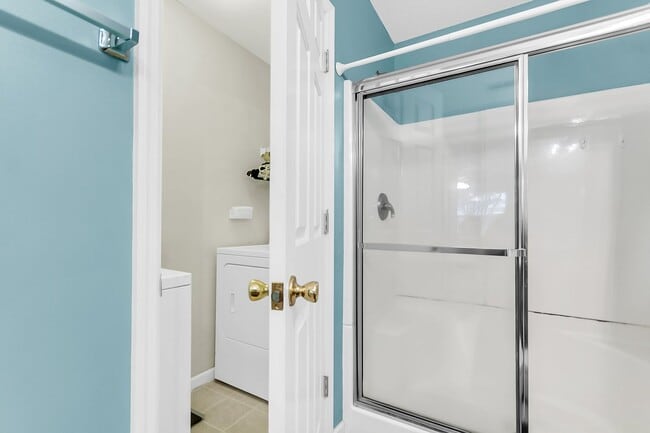 Building Photo - Spacious Townhome Prime Location!