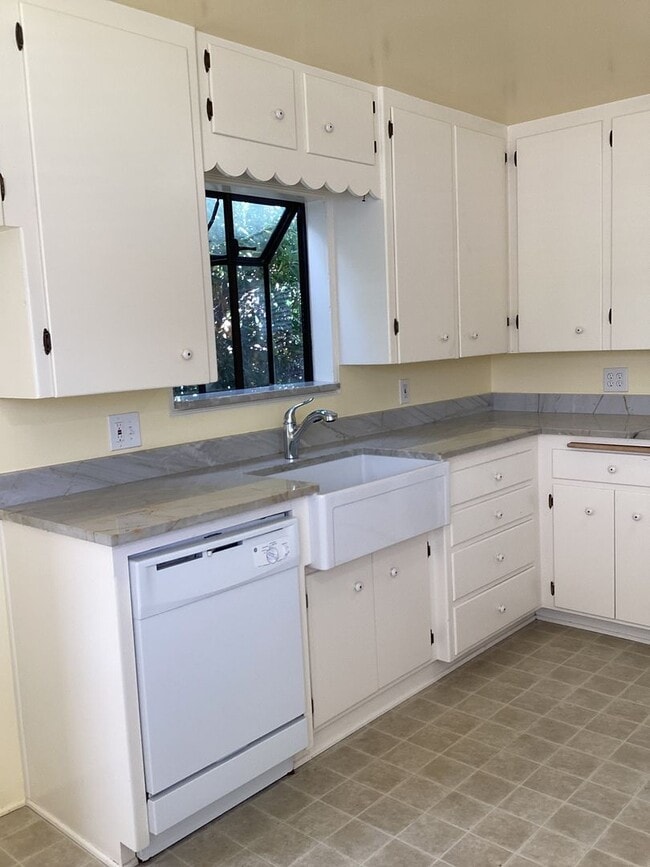 Building Photo - Charming Southside Home