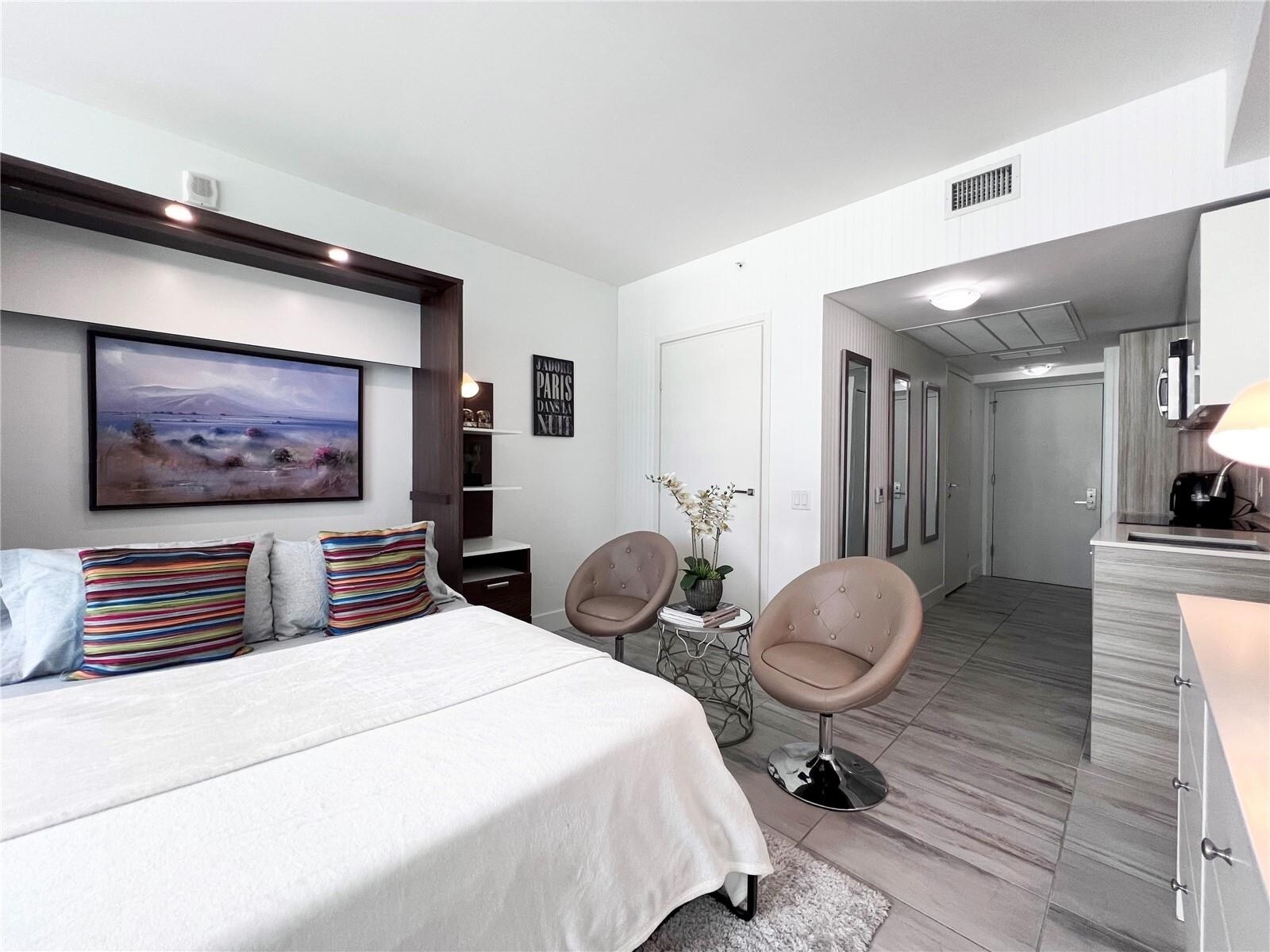 Building Photo - 1300 Brickell Bay Dr