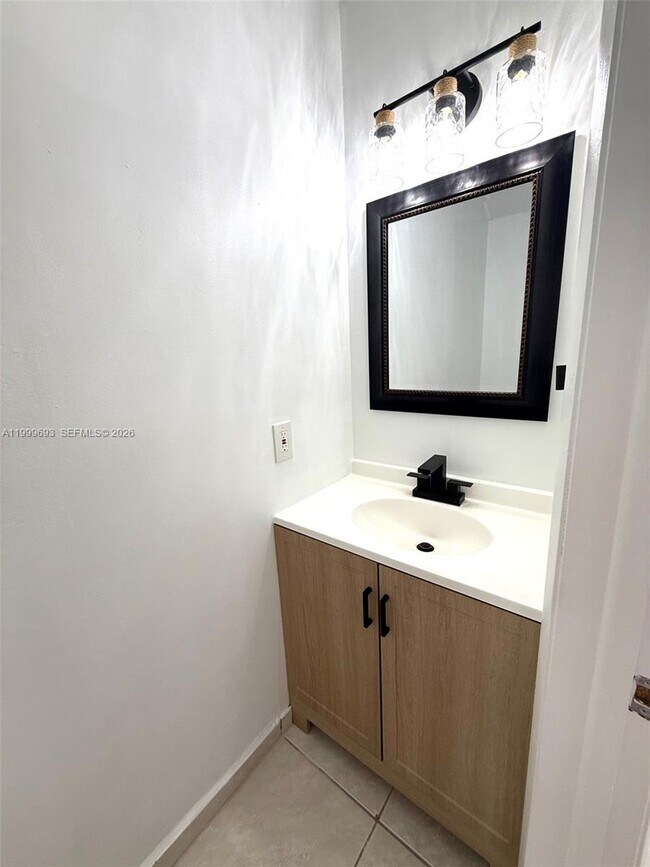 Building Photo - 1460 W 41st St