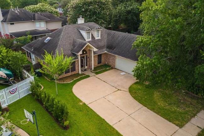 Building Photo - 1813 Oakwood Dr E