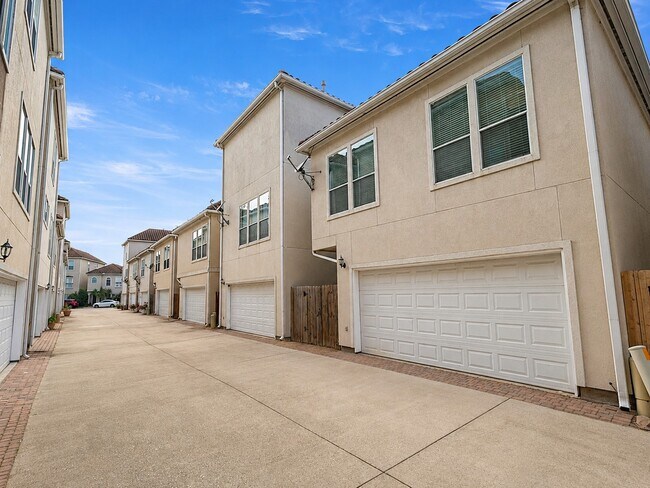 Building Photo - 7135 Harmony Cove