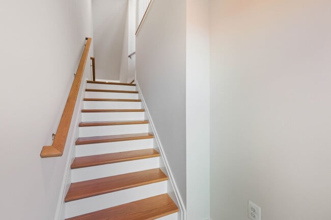 Building Photo - 1017 Venifena Terrace SE