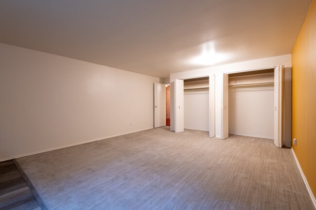 Building Photo - 1600 43rd Ave E