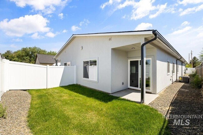 Building Photo - 10494 W Shields Ave