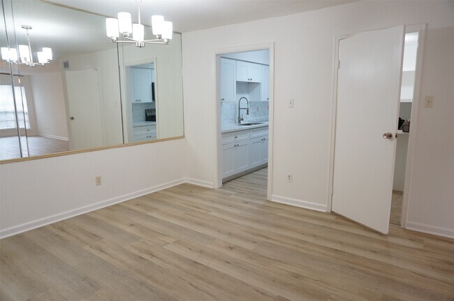 Building Photo - 7400 Bellerive Dr