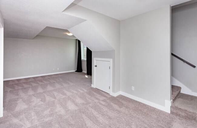 Building Photo - HUGE TOWNHOME!! 2 Bedroom, 3.5 Bathroom Townhome in Grimes!