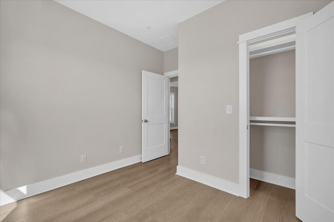 Building Photo - 195 Romney St