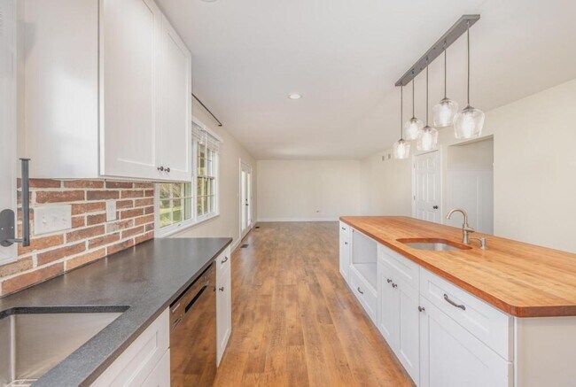 Building Photo - 125 Fieldstone Dr