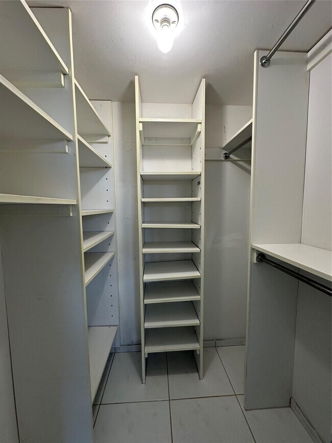 Building Photo - 5300 NE 24th Terrace