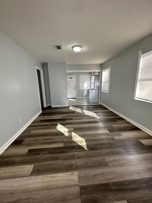 Building Photo - Fully Renovated 3/1 Single Family Ready for Move In!