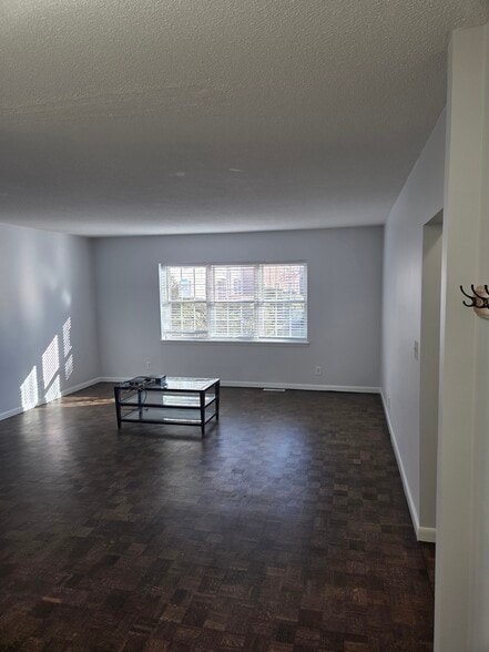 Building Photo - 190 Lake Shore Rd