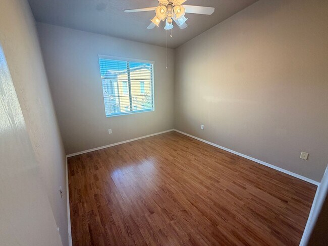 Building Photo - End Unit 2 bed/2.5 bath Town Home Ready 4 Move In!