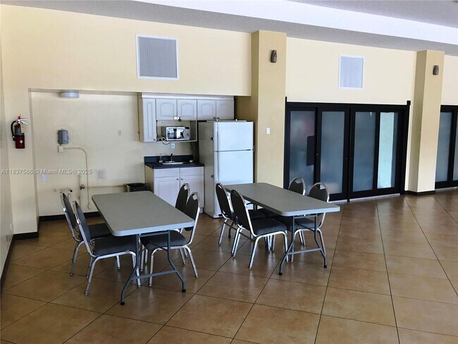 Building Photo - 3475 N Country Club Dr
