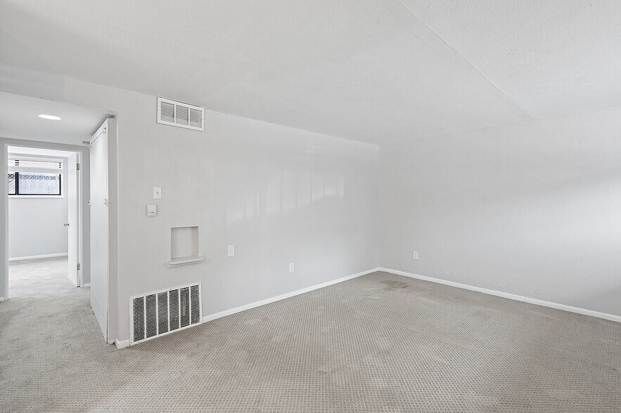 Interior Photo - The Points at California 29