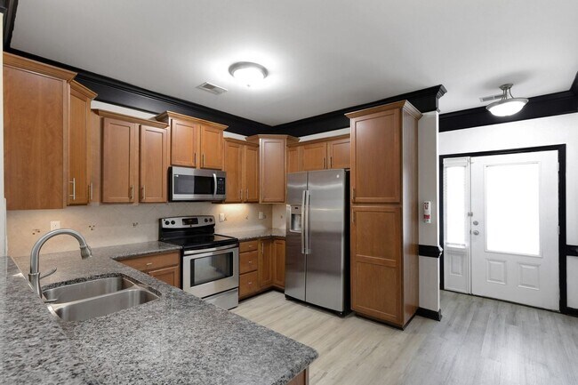 Building Photo - Spacious 3BR Townhome in Fayetteville