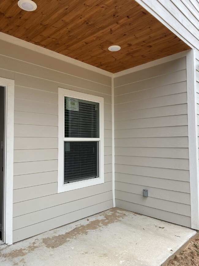 Building Photo - 3 bedroom 3 bath NEW CONSTRUCTION close to...