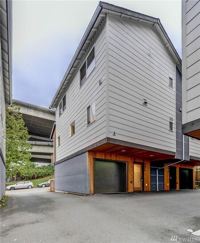 Building Photo - 4032 Pasadena Pl NE