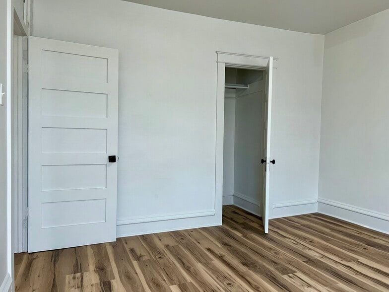 Building Photo - 19 E 3rd St