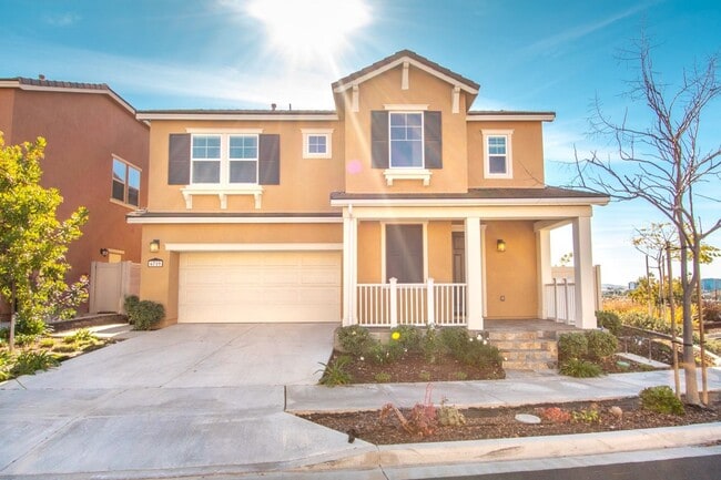 Building Photo - 4 Bed / 2.5 Bath Home with Premium Panoram...