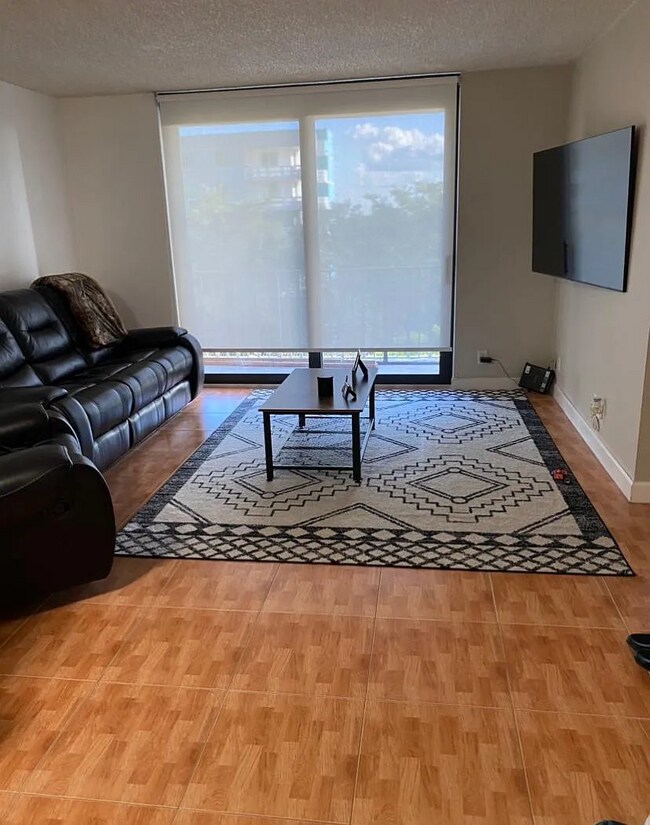 Building Photo - 901 Hillcrest Dr