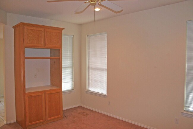 Building Photo - Great 3 Bdrm 2 Bath 1/2 Duplex in Denton Tx