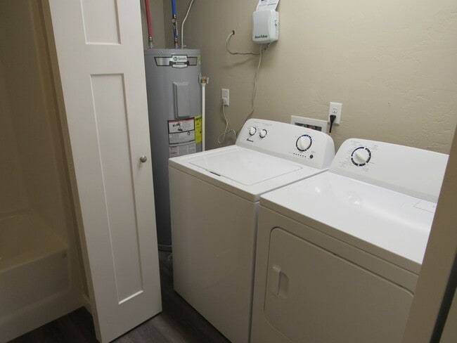 Building Photo - Nearly New 2bd/1ba Apartment w/washer/dryer included!