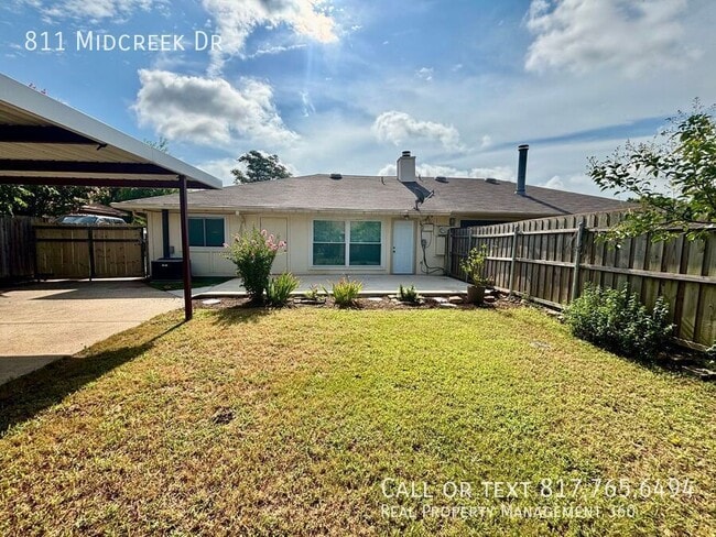 Building Photo - 811 Midcreek Dr