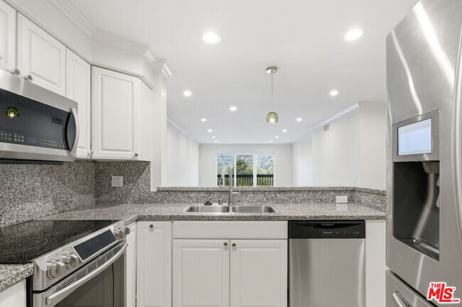 Building Photo - 2940 N Verdugo Rd