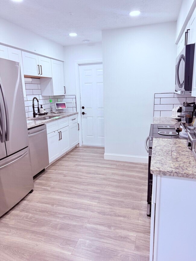 Building Photo - 302 SW Whitmore Dr