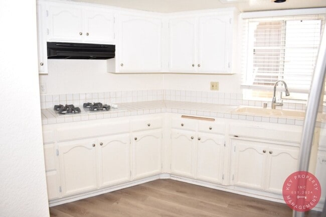 Building Photo - Charming 3-Bedroom Condo in the Heart of L...