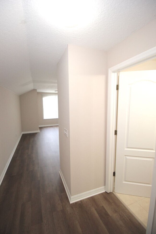 Building Photo - Huge 4 Bed 3 Bath Home w FENCED YARD and SCREENED LANAI for Rent!