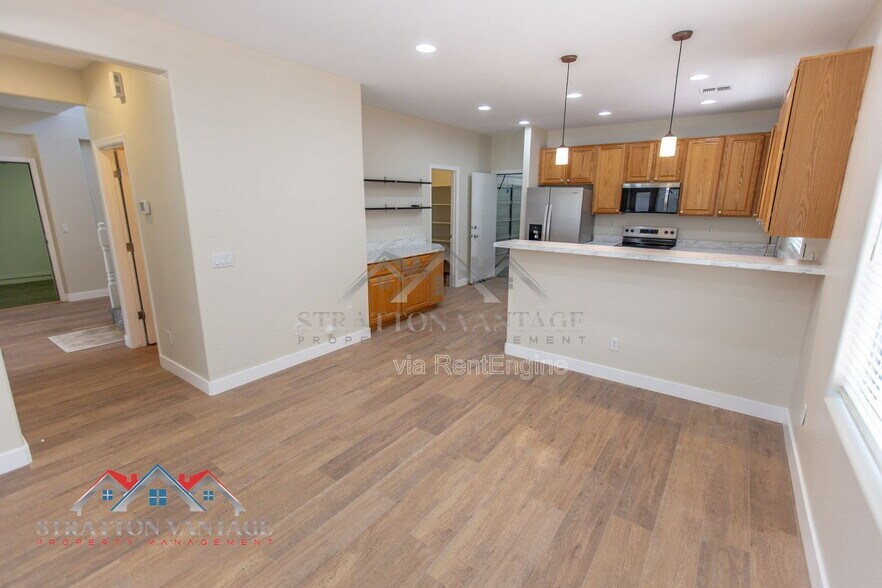 Building Photo - 16221 W Mercer Ln