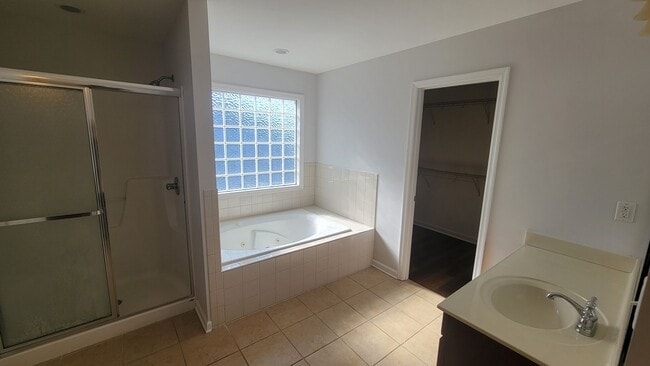 Building Photo - The 5 Bedroom You've Been Looking For!!