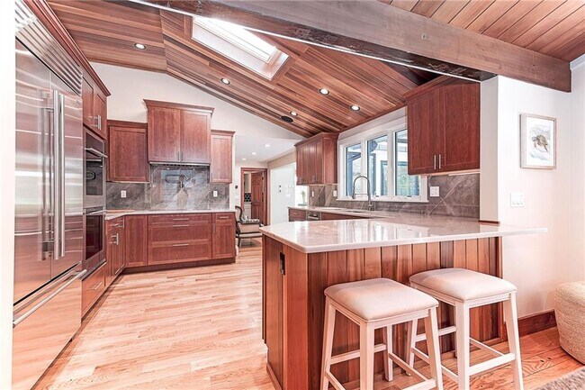 Building Photo - 14 Woodlake Dr