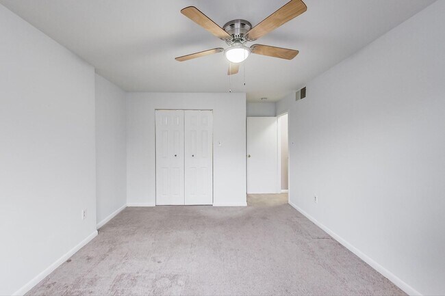 Building Photo - 2BD/1BA Takoma Park Condo in Elevator Building
