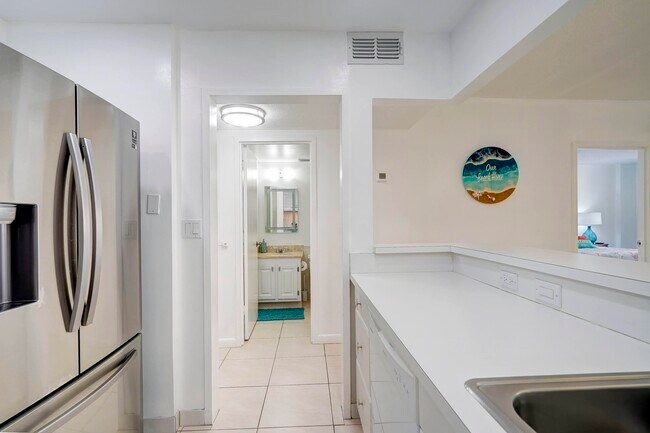 Building Photo - 3725 S Ocean Dr
