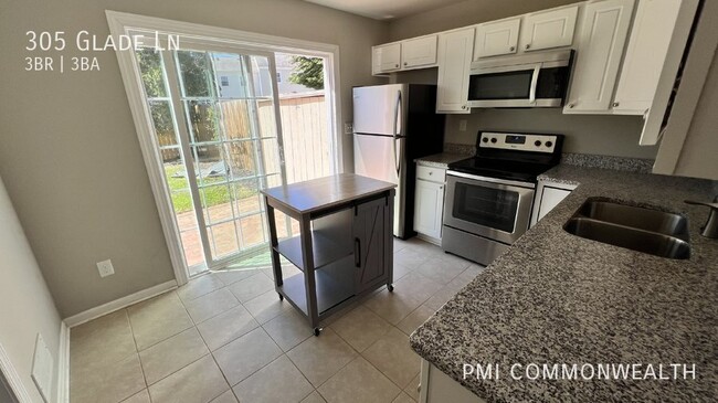 Building Photo - 3 Bed / 2.5 Bath Townhouse (Available 4/10...