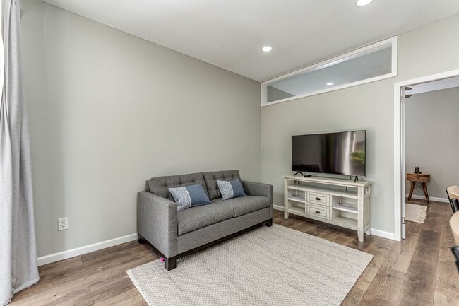 Building Photo - Modern 1 Bedroom Condo with Lakes in the c...