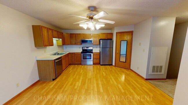 Building Photo - 3 BEDROOM, 2 BATH WALK IN TOWNHOME, ATTACH...