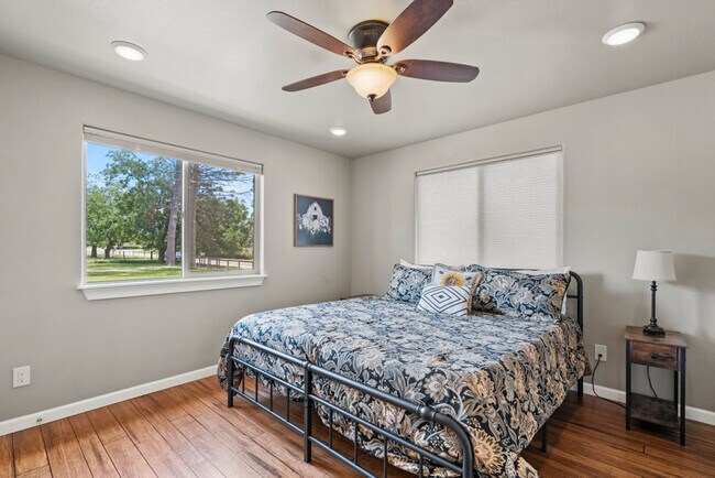 Building Photo - 1740 W Live Oak St