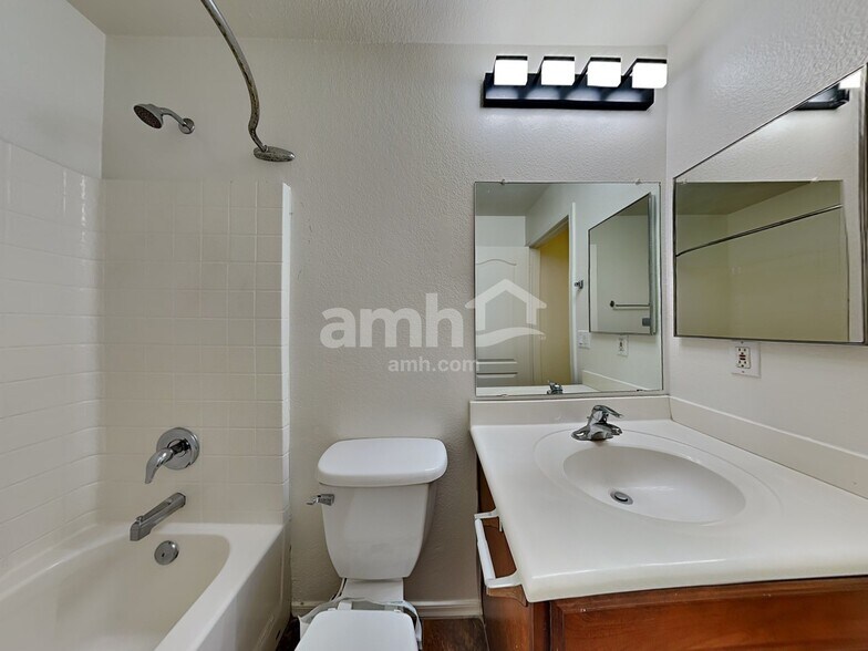 Building Photo - 2992 W Belle Ave